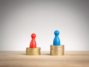 A blue pawn standing on 7 coins next to a red pawn standing on 5 coins leaving the blue pawn higher than the red pawn.